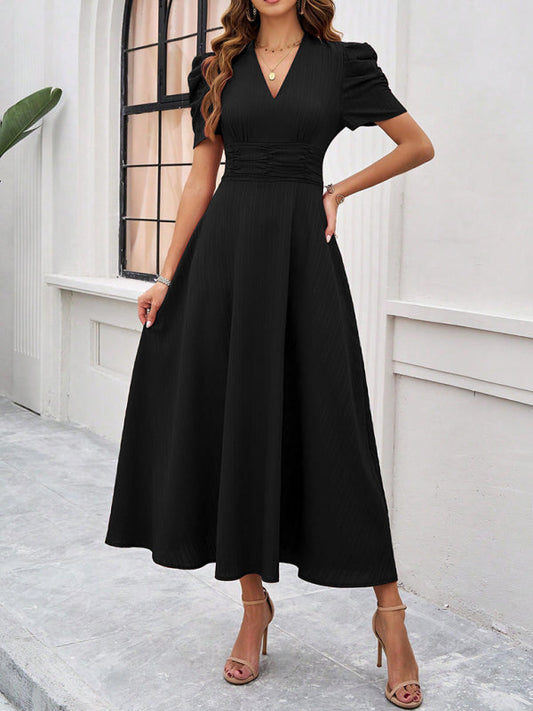 Robe de cocktail Midi avec taille froncée, manches évasées et manches bouffantes.