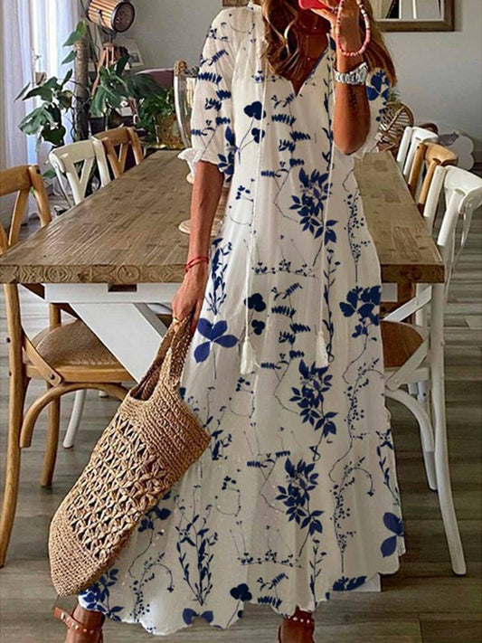 Devia - Robe longue ample bleue avec encolure fleurie en forme de cœur