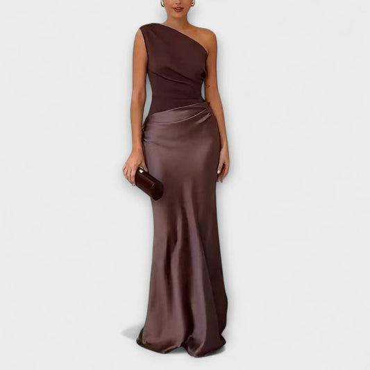 Robe longue plissée avec motif élégant sur les épaules