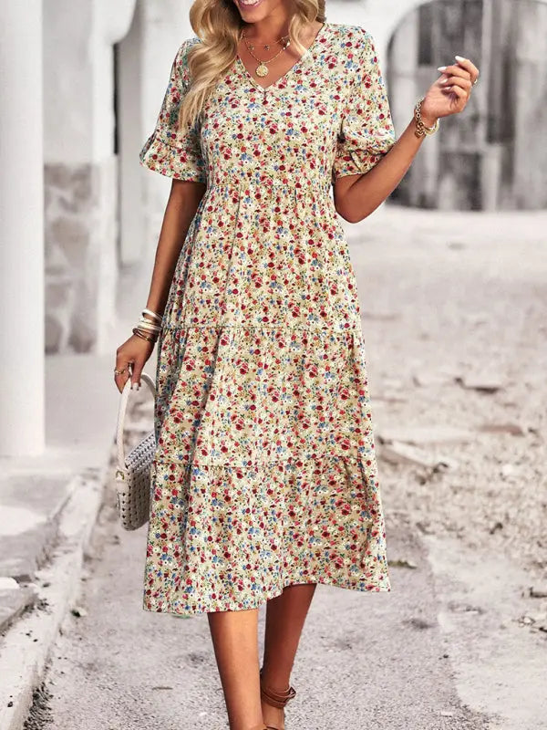 Robe élégante à manches courtes et encolure en V