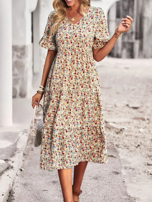 Robe élégante à manches courtes et encolure en V