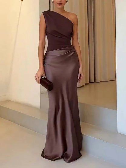Robe longue de soirée à plis et encolure asymétrique