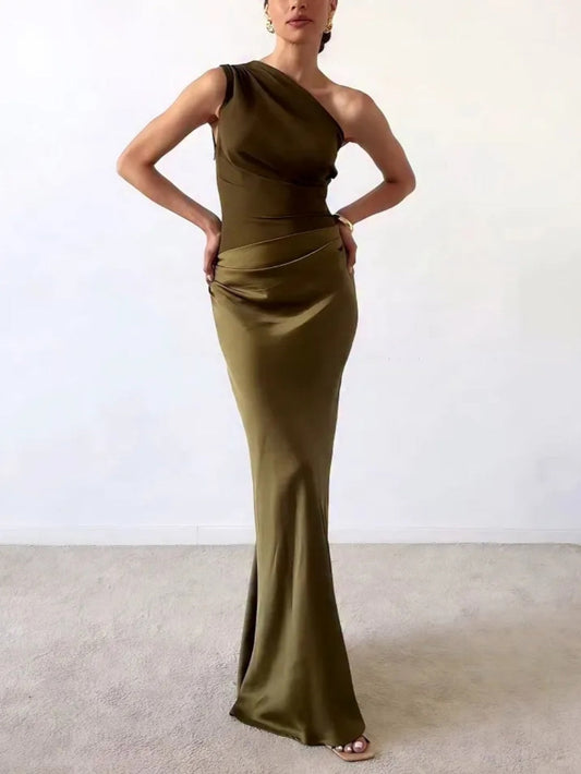 Robe longue de soirée à plis et encolure asymétrique