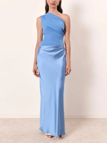 Robe longue de soirée à plis et encolure asymétrique