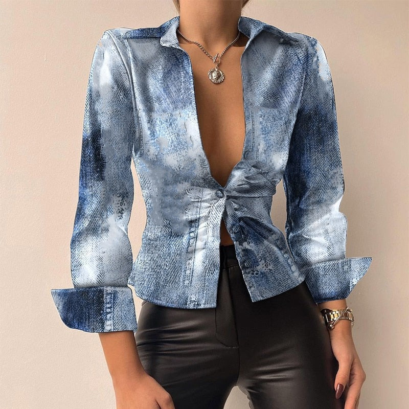 DANICA | Chemisier à col en V à imprimé patchwork en cuir PU stylisé