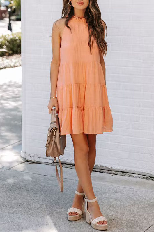 Robe élégante avec jupe évasée et encolure plissée