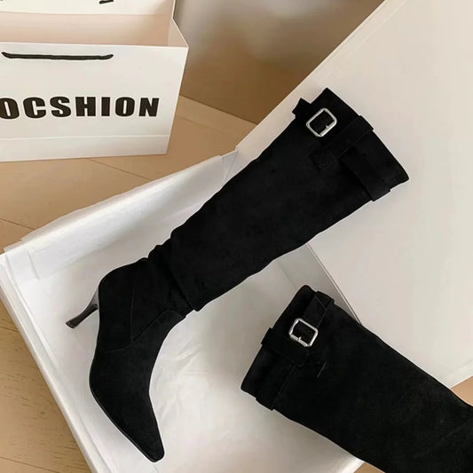 Bottes élégantes à bout pointu et silhouette élancée