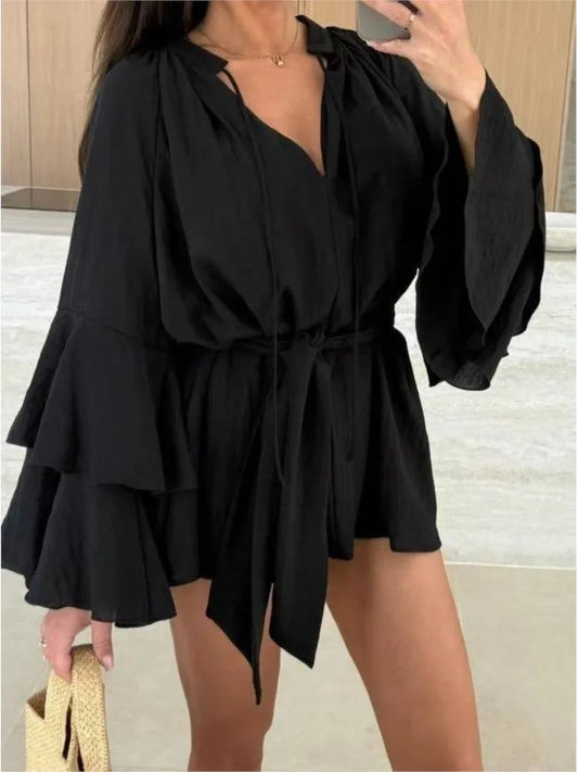 Robe courte plissée au design élégant et aux manches larges