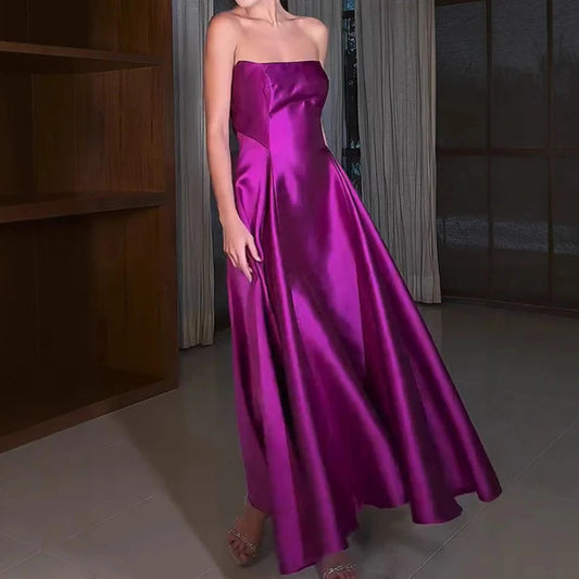 Robe longue de soirée sans bretelles avec un élégant drapé large