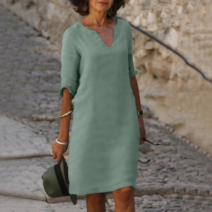 Robe classique élégante arrivant aux genoux avec manches trois-quarts