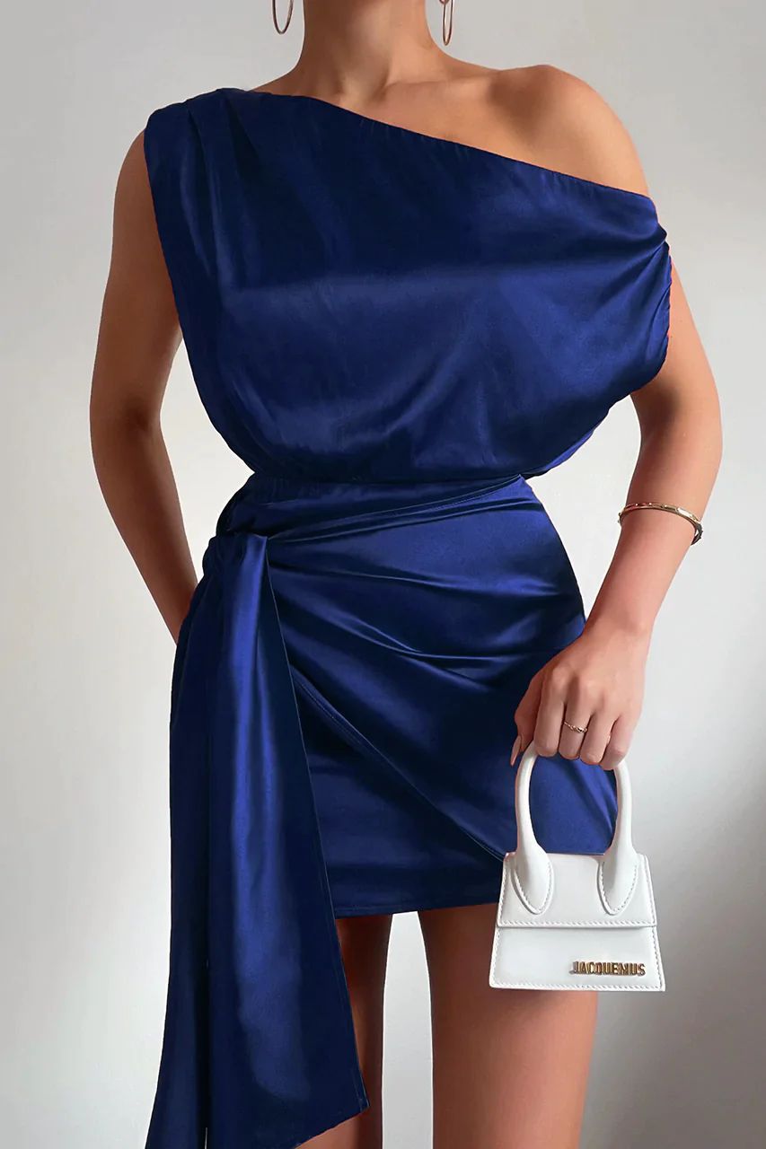 Robe mini élégante à une seule bretelle et coupe flatteuse