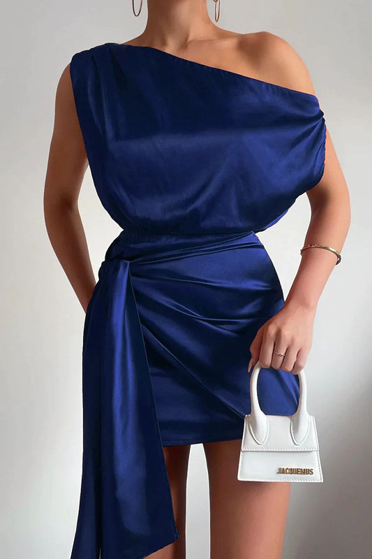 Robe mini élégante à une seule bretelle et coupe flatteuse