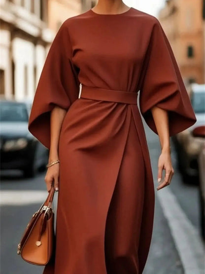 Robe midi élégante à manches cloche et ceinture