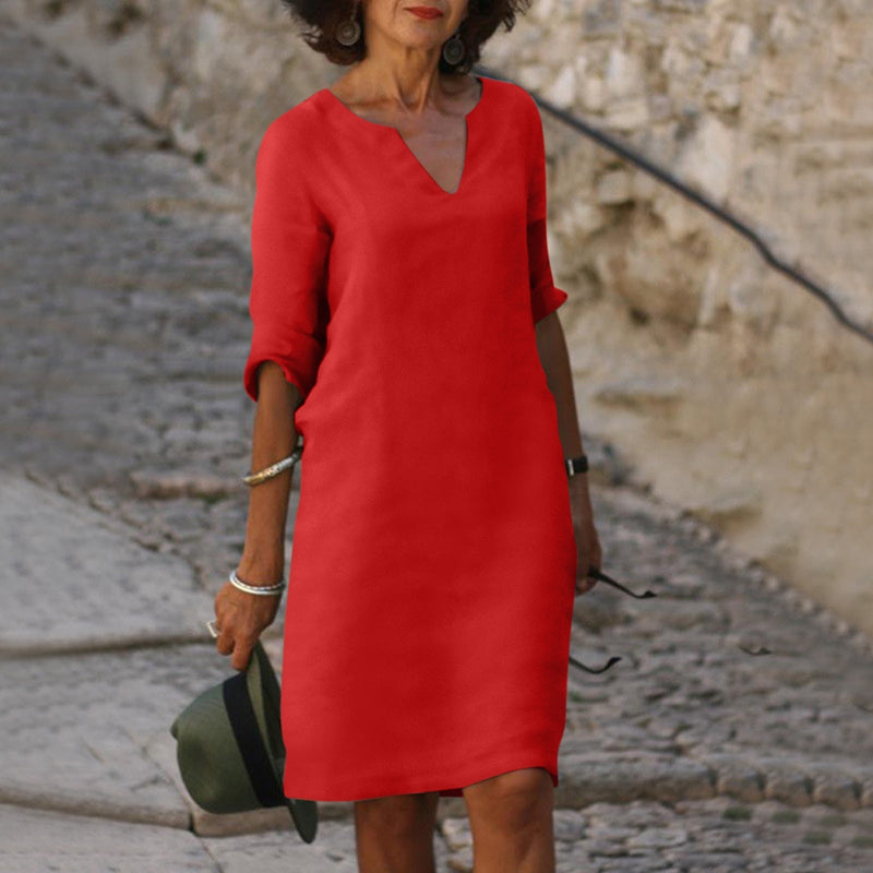 Robe classique élégante arrivant aux genoux avec manches trois-quarts