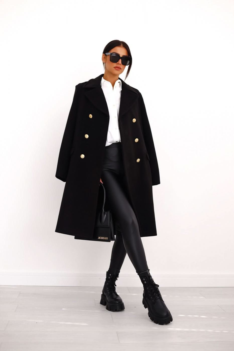 Manteau noir emblématique avec boutons dorés pour femme grande taille