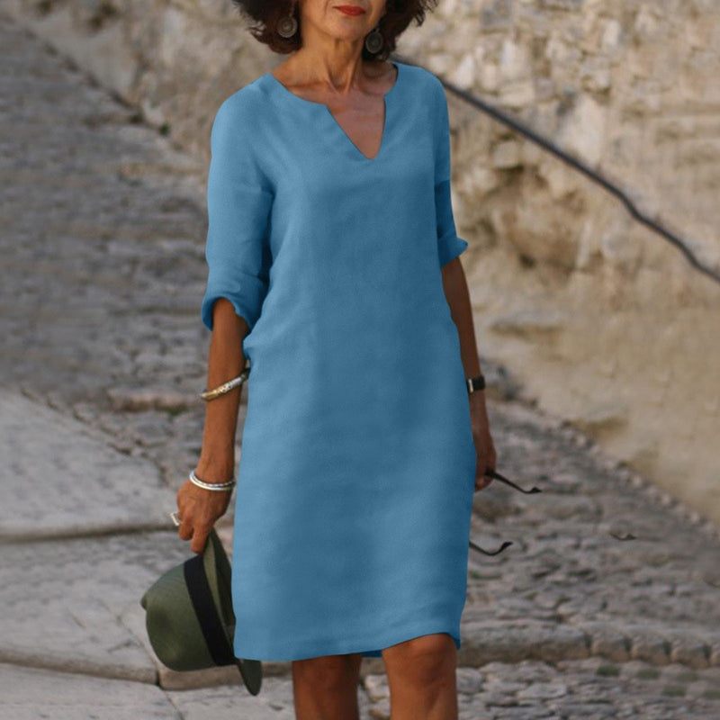 Robe classique élégante arrivant aux genoux avec manches trois-quarts
