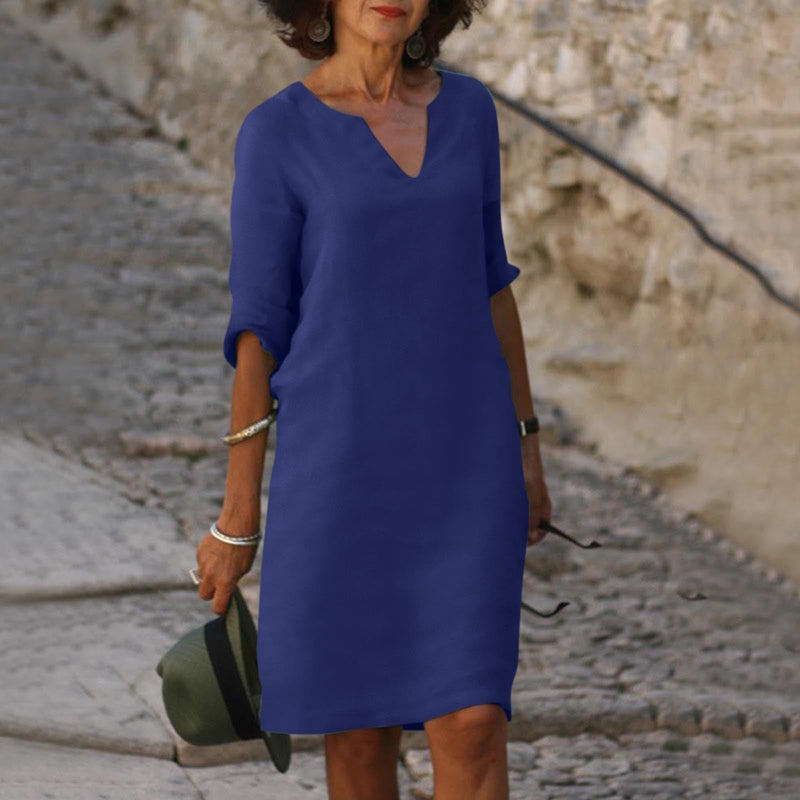 Robe classique élégante arrivant aux genoux avec manches trois-quarts