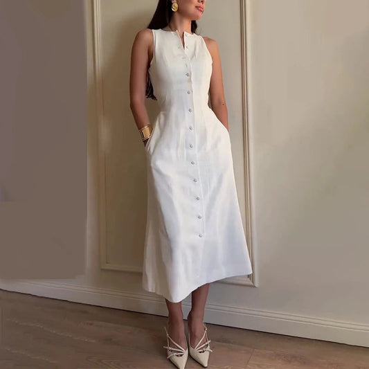 Robe d'été sans manches avec boutons et coupe élégante