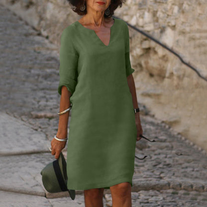 Robe classique élégante arrivant aux genoux avec manches trois-quarts