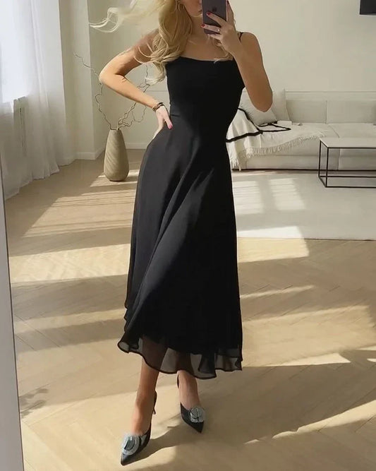 Sadella - Élégante robe en voile à col carré de couleur unie