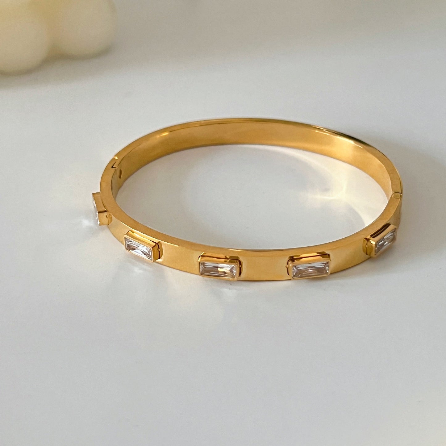 Bracelet en or avec de belles pierres