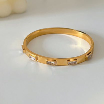Bracelet en or avec de belles pierres