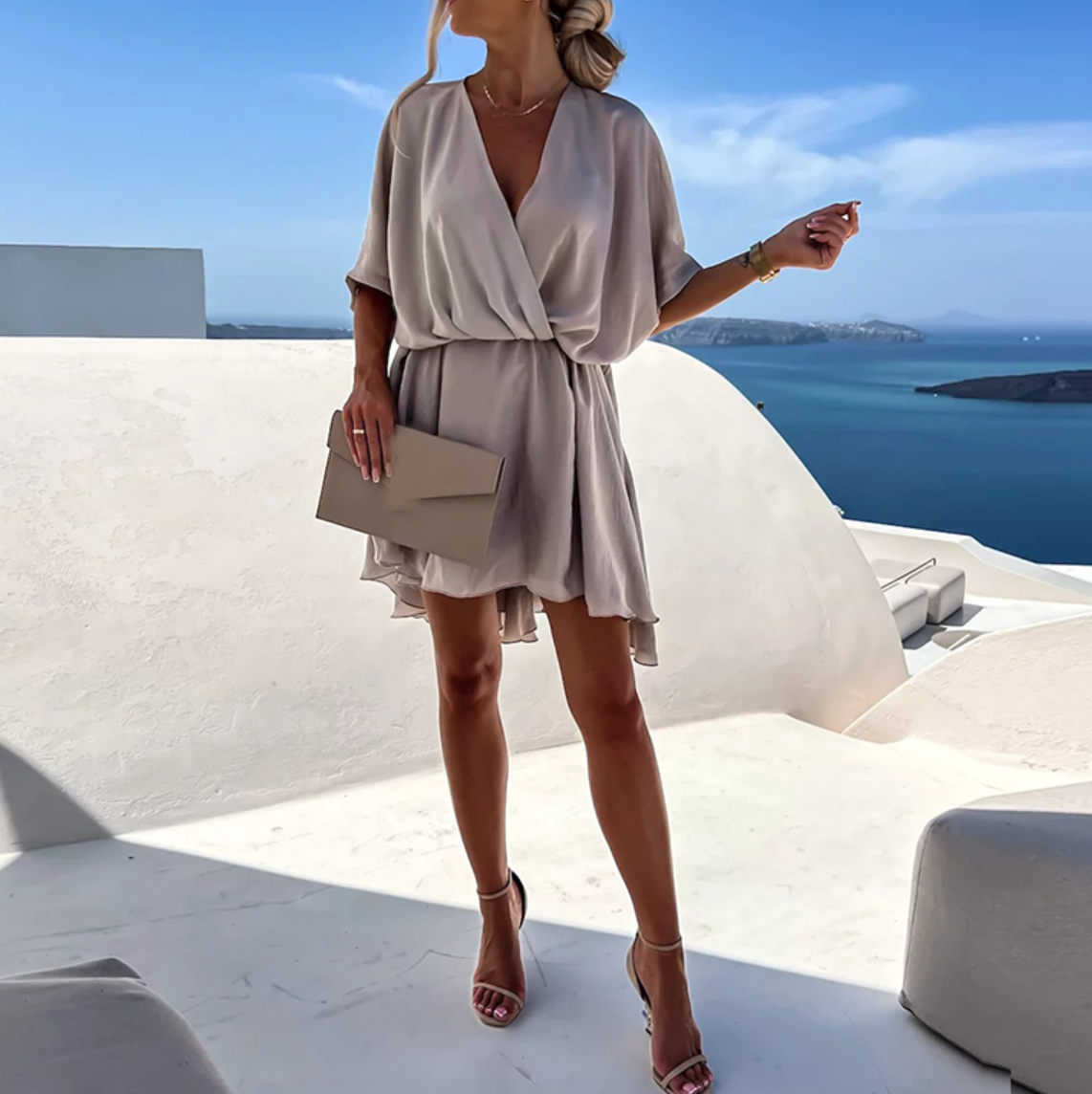 robe mini ample au style estival et au design moderne