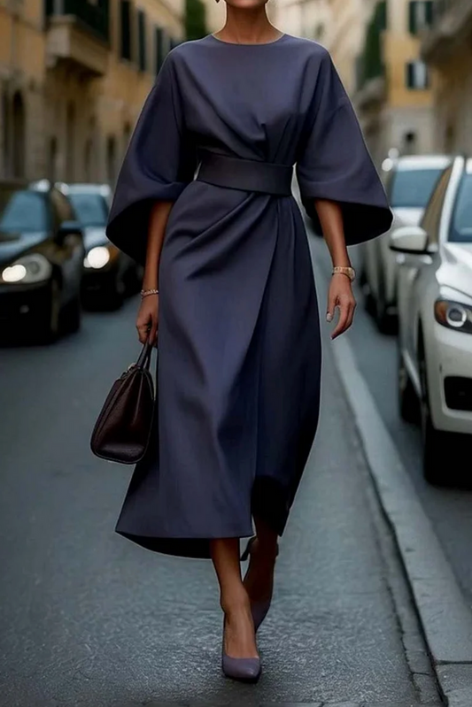 Robe midi classique et élégante à manches larges et ceinture ajustable.