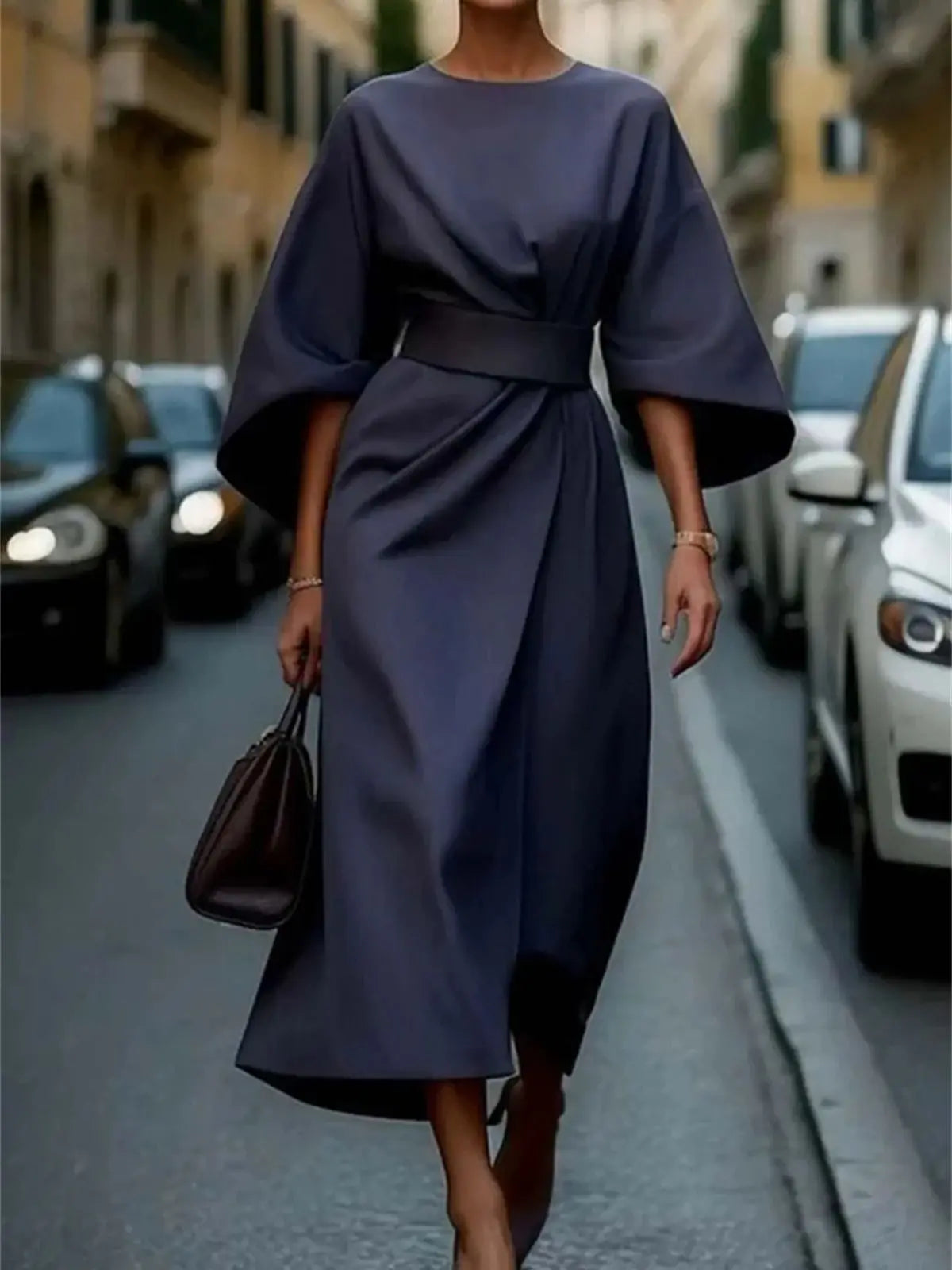 Robe midi élégante à manches cloche et ceinture