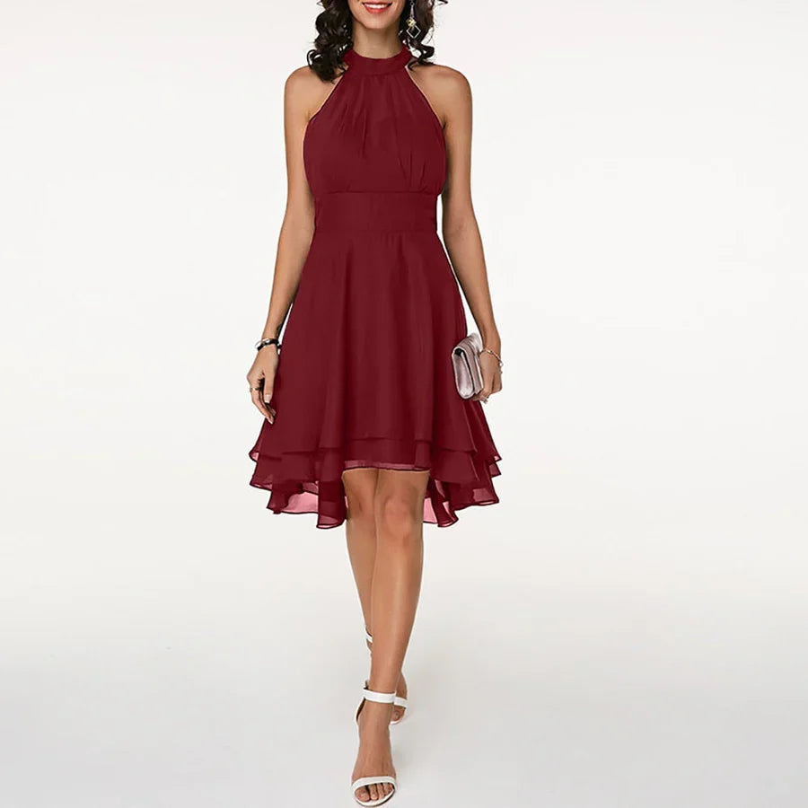 Robe courte élégante à volants et encolure asymétrique jusqu'à la taille