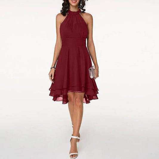 Robe courte élégante à volants et encolure asymétrique jusqu'à la taille