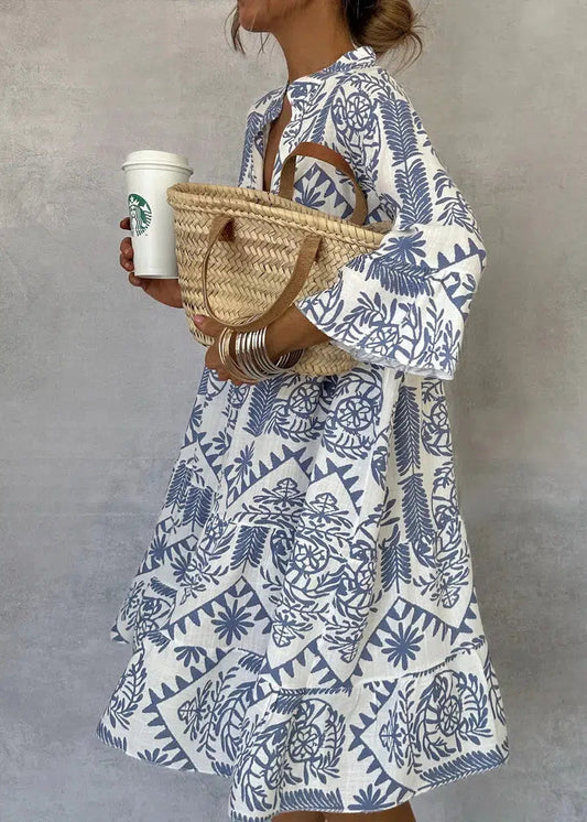 Robe courte de style tchèque avec encolure en V et manches trois-quarts