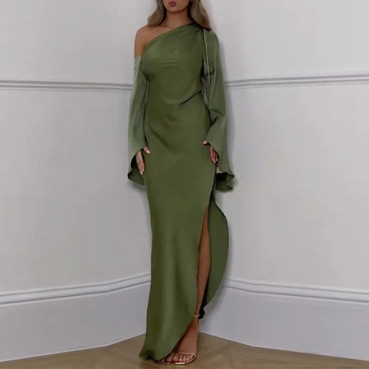 Robe longue avec encolure asymétrique et fente raffinée pour les occasions spéciales