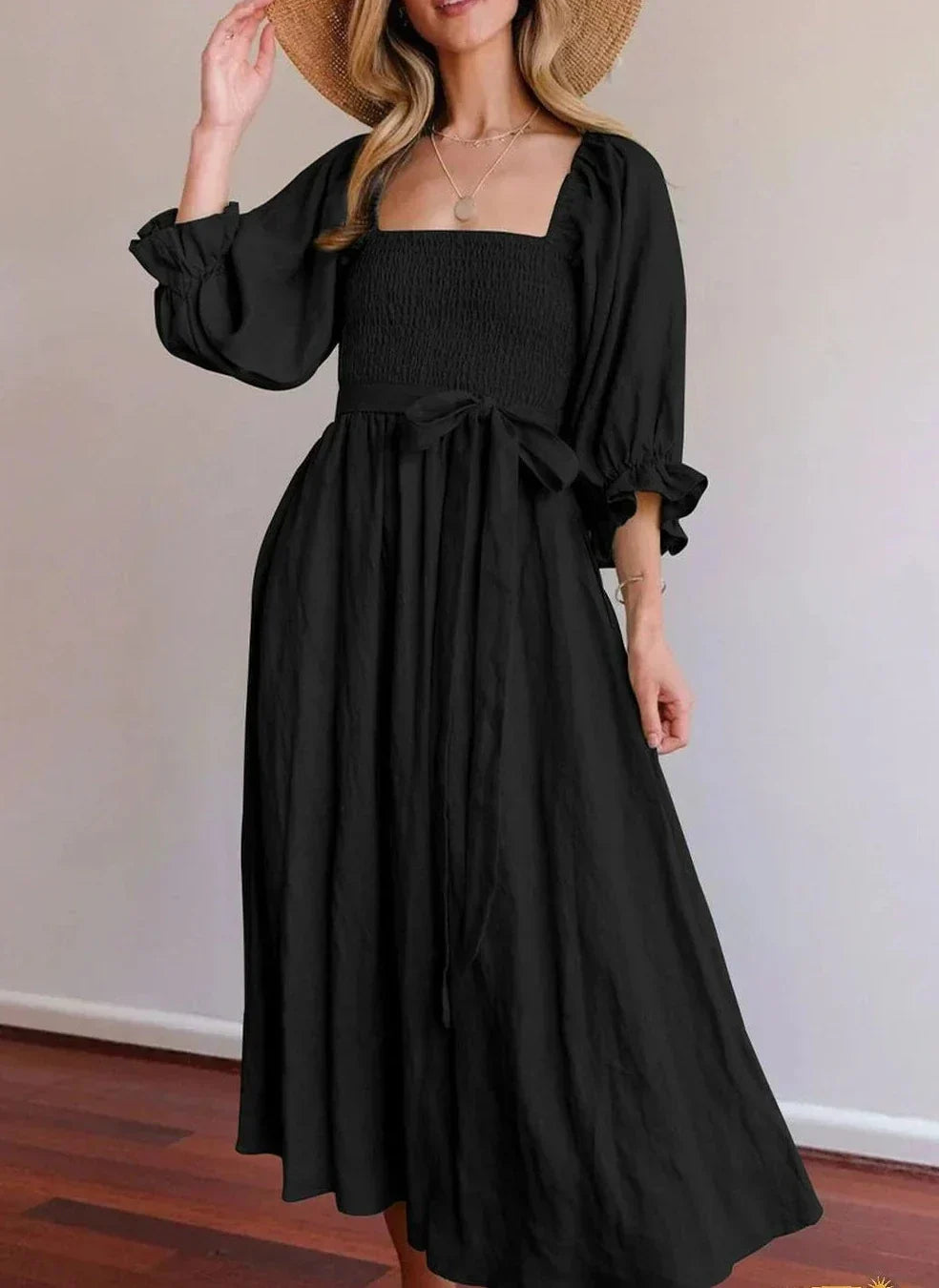 Robe élégante coupe trapèze avec encolure carrée et volants rigides