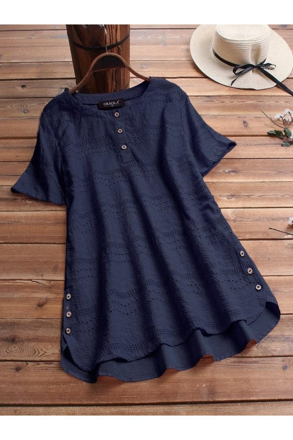 Blouse décontractée brodée de style bohème avec manches courtes et fermeture à boutons.