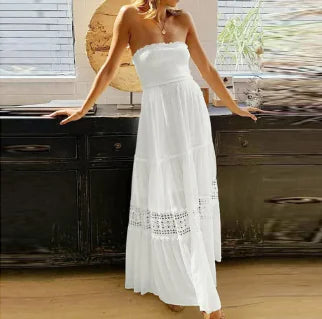 Robe longue sans bretelles dans un style estival et avec des détails romantiques