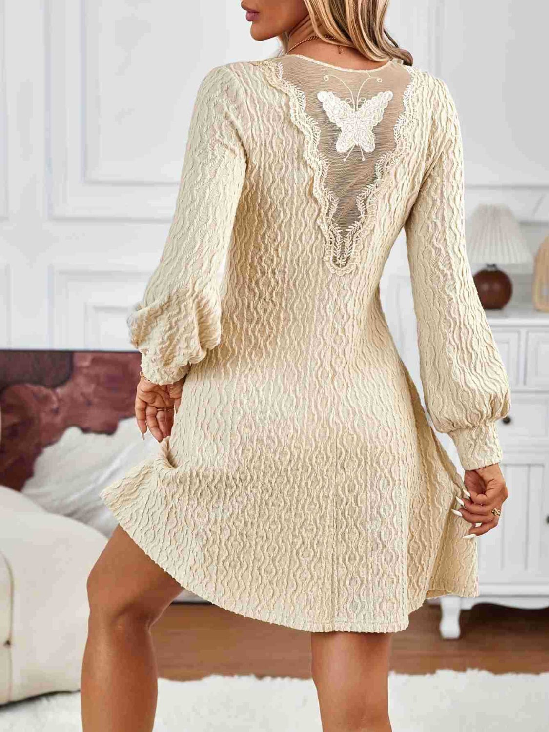 Robe en dentelle à encolure en V et manches longues pour femmes