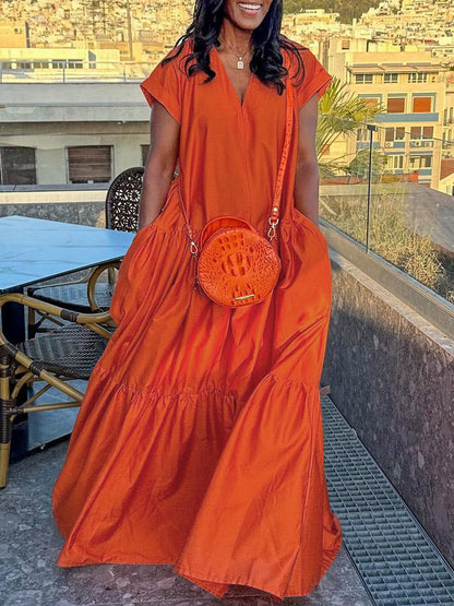 Robe longue fluide avec encolure en V, plis et poches cousues
