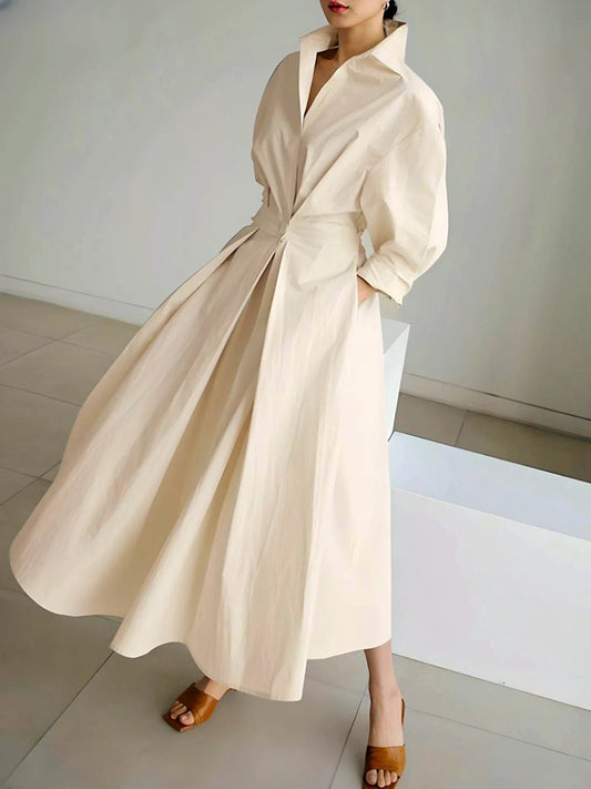 Robe longue à revers élégants et manches longues dans un style sophistiqué