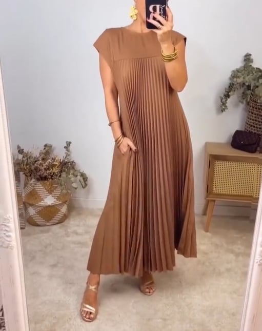 Robe midi décontractée à motif plissé, idéale pour un look moderne et décontracté.
