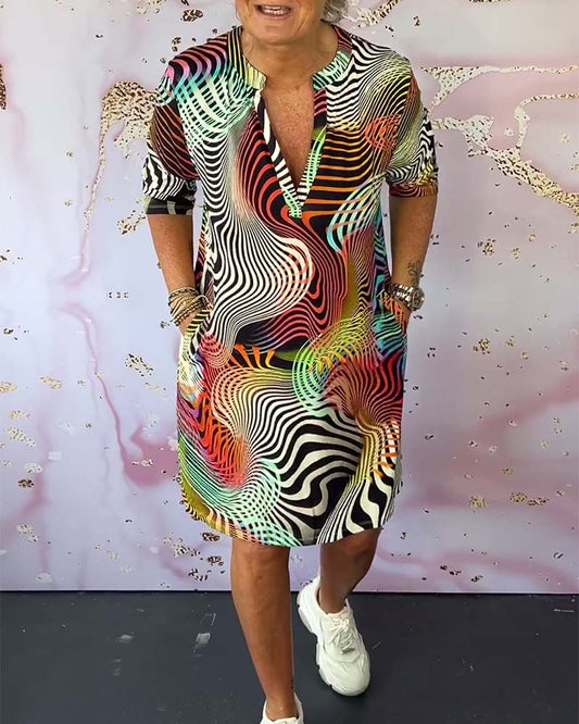 Robe moderne avec encolure en V dans un style intemporel
