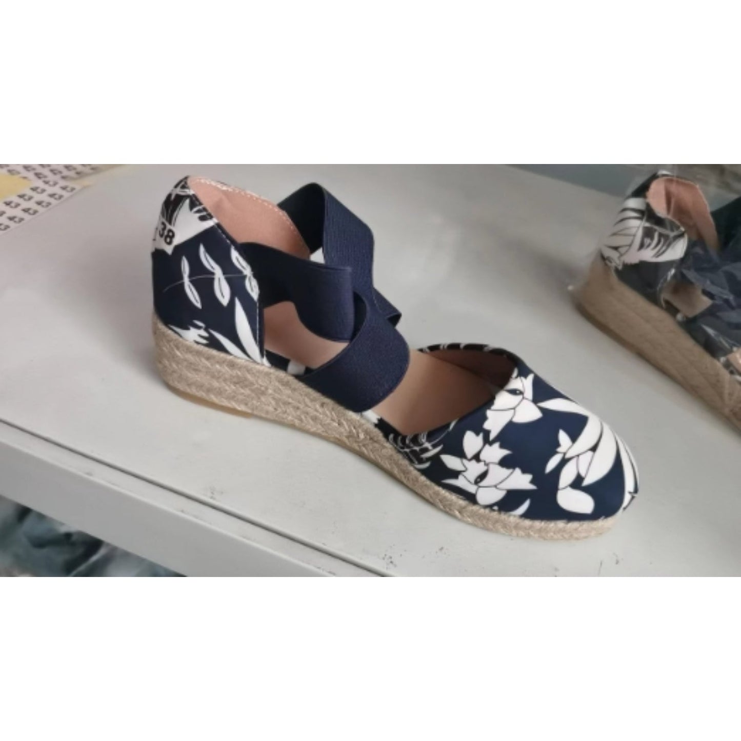 Mila | Espadrilles avec sangle croisée et talon compensé en corde