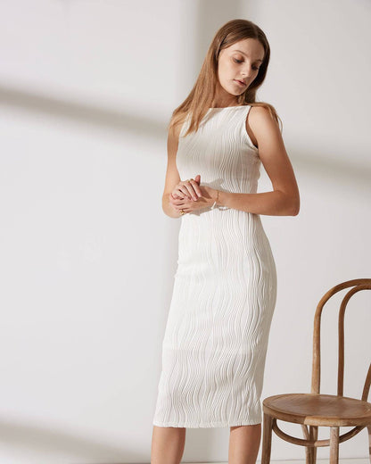 Robe midi élégante à fines bretelles dans un style moderne