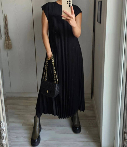 Robe midi décontractée à motif plissé, idéale pour un look moderne et décontracté.