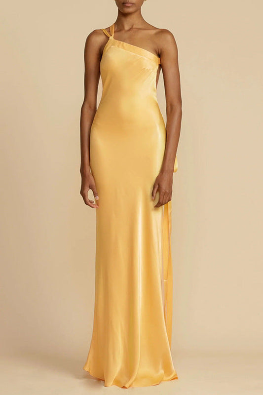 Robe longue ajustée avec une ceinture asymétrique et un dos ouvert
