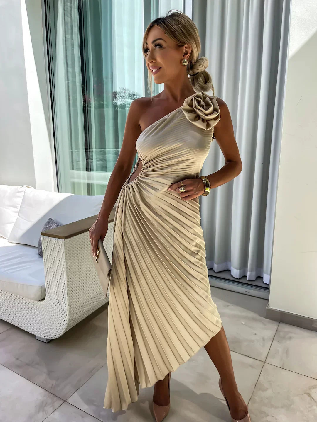 Robe de soirée longue à plis et motif asymétrique avec détails floraux
