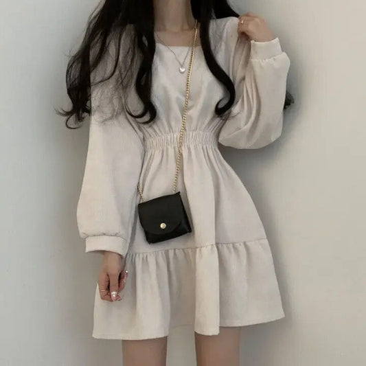 Elisna - Mini robe à col carré et taille haute pour femme.