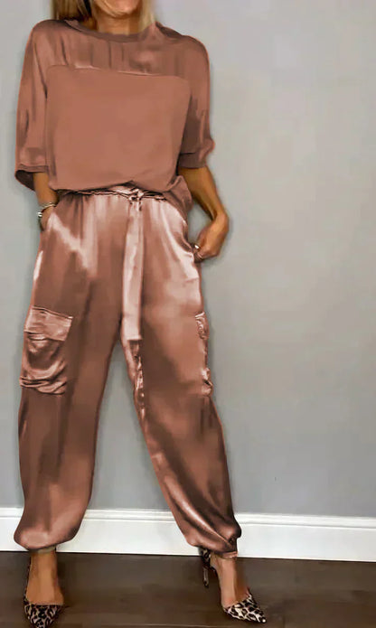 Costume deux pièces en satin lisse avec haut mi-long et pantalon mi-long pour femmes