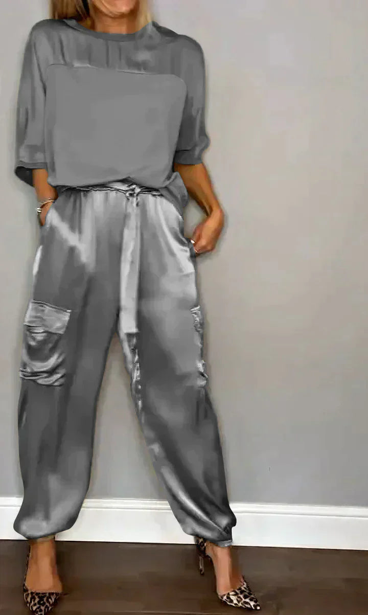 Costume deux pièces en satin lisse avec haut mi-long et pantalon mi-long pour femmes