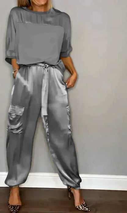 Costume deux pièces en satin lisse avec haut mi-long et pantalon mi-long pour femmes